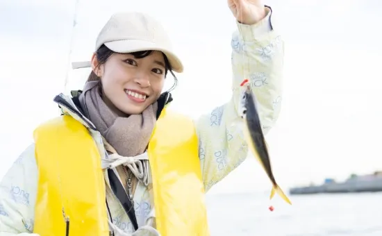 趣味の海岸で魚釣りをする女性