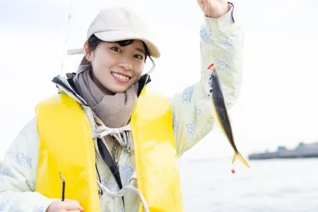 趣味の海岸で魚釣りをする女性