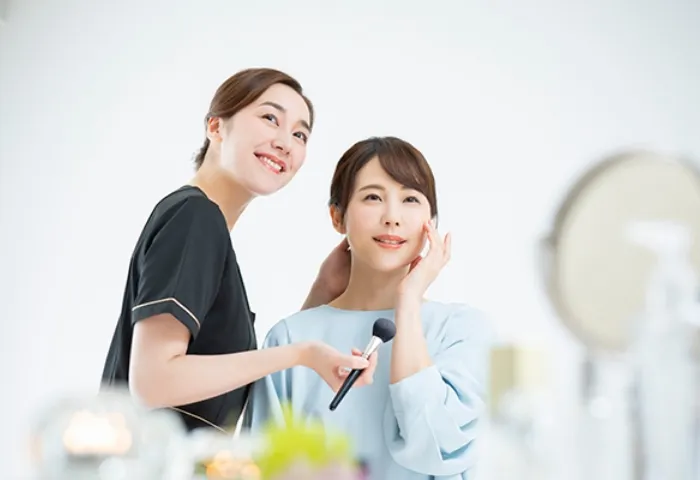 ヘアスタイルとメイクをする女性