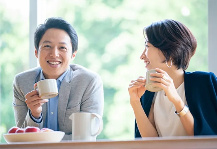 仲良く会話をする男性と女性