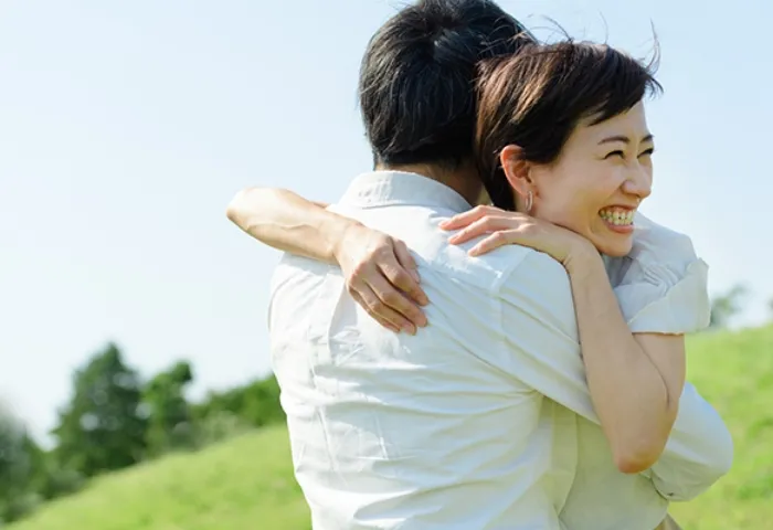 喜んで抱き合う男女二人