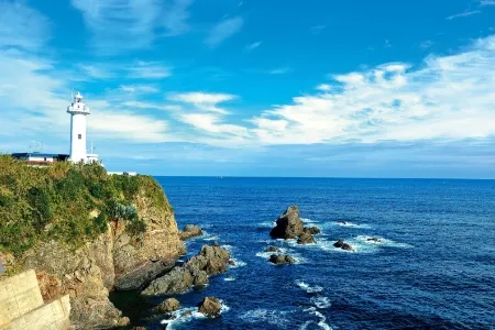 三重県の自治体・志摩市の安乗埼灯台と海の風景