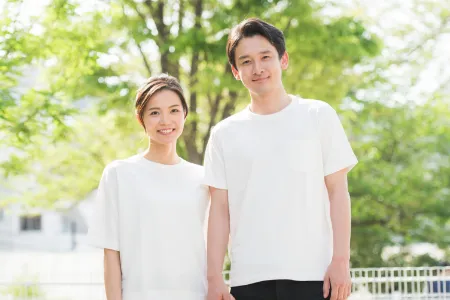 微笑む男性と女性