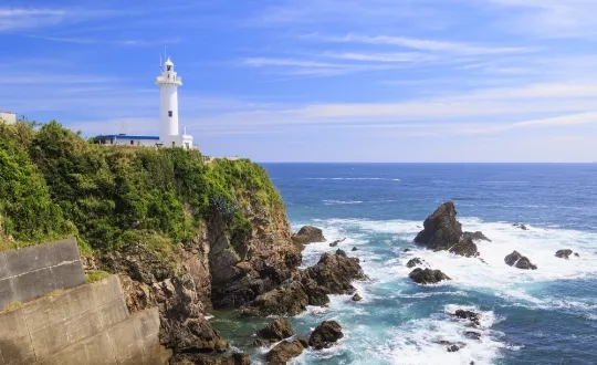 三重県の自治体・志摩市の安乗埼灯台と海の風景